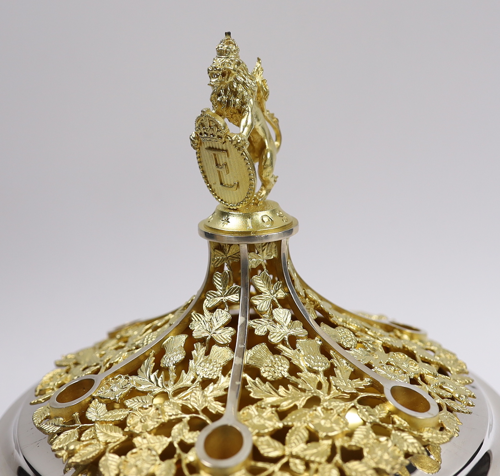 A modern Hector Miller for Aurum parcel gilt silver Bowes-Lyon commemorative bowl and cover, London, 1986, height 18.4cm, 18.7oz.